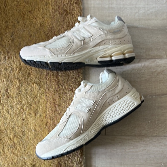 New Balance 2002R (Beige) - Picture 3 of 9